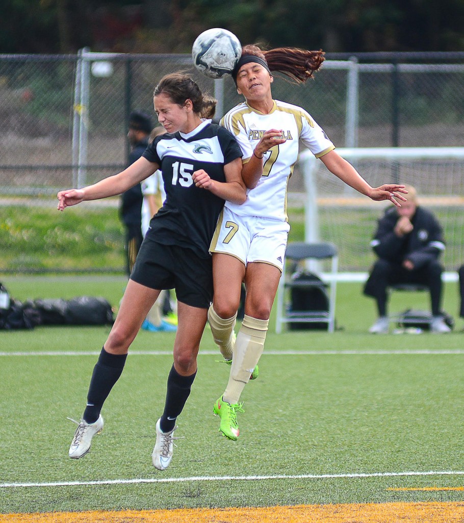 Hoku Afong battles for a header. - Photo by Jay R. Cline